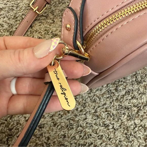 True Religion Baby Pink Med Crossbody Bag Purse with Horseshoe Logo Adjustable - Picture 3 of 14